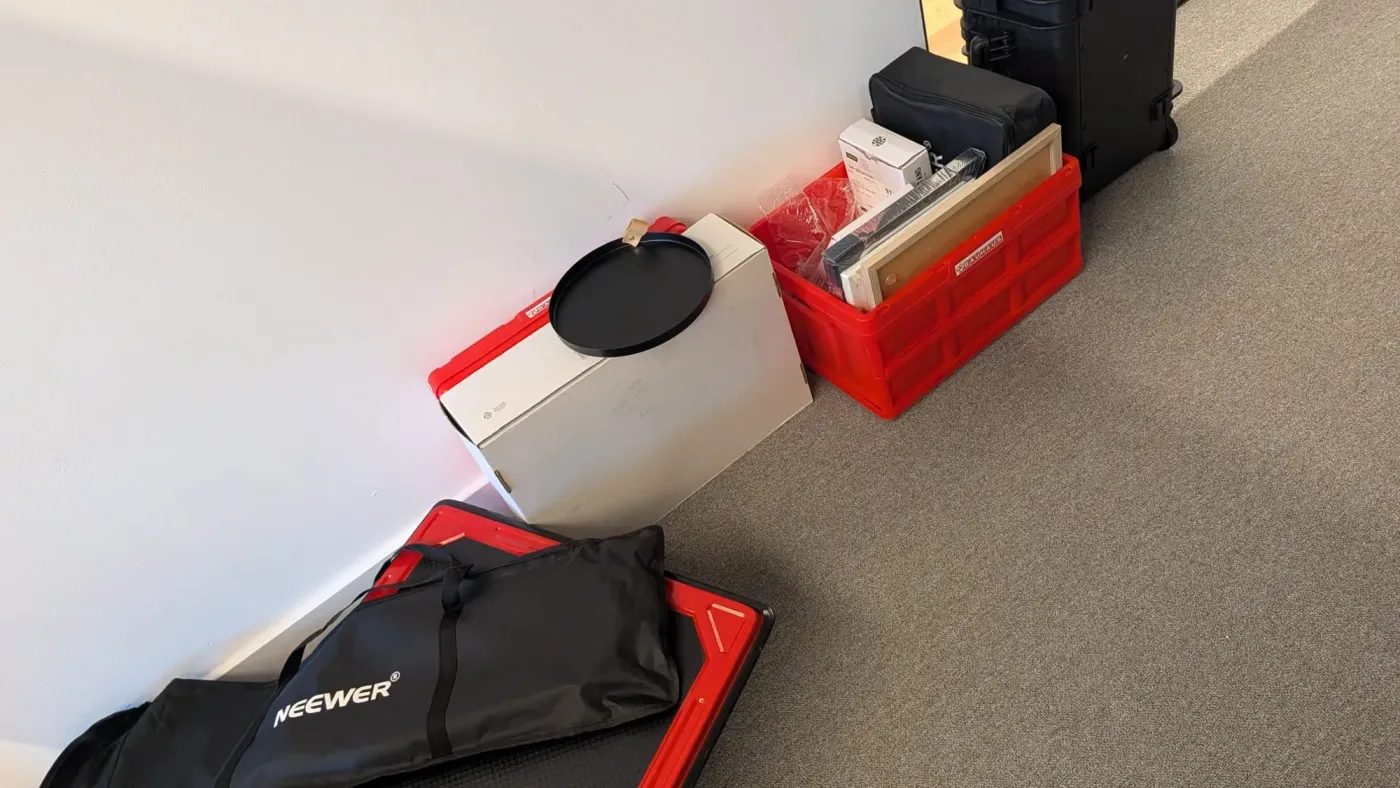 Das komplette Setup kommt in Transportcases: Licht, Kameras, Ton