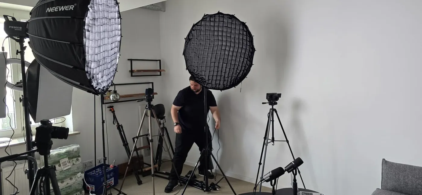 Aufbau von Softboxen, Stativen und Mikrofonen