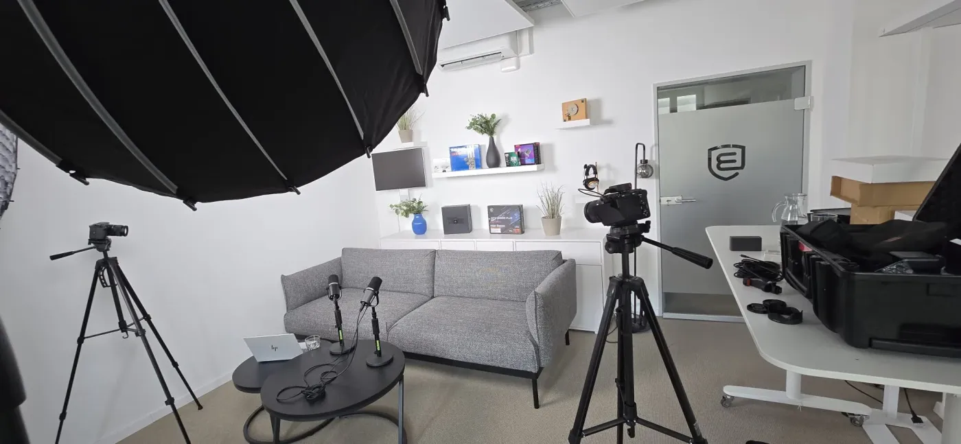 On-Site-Setup in einem Büro: zwei Kameras, Licht, Mikrofone auf dem Tisch