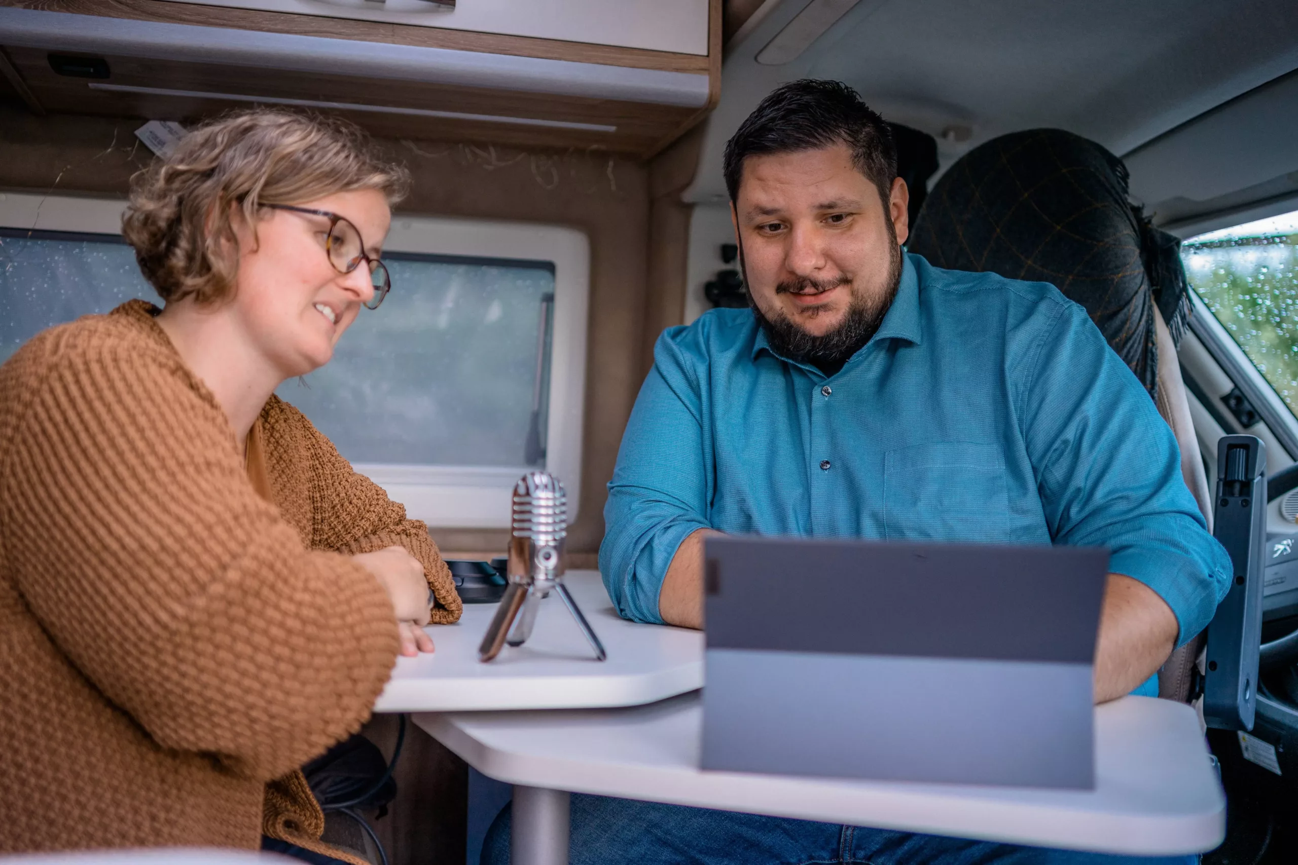 Unsere Experten Vera und Tim im Einsatz für Ihr Online Marketing Bild zeigt Vera und Tim von Eco-Minded, die konzentriert am Computer arbeiten und eine Online Marketing Strategie prüfen.